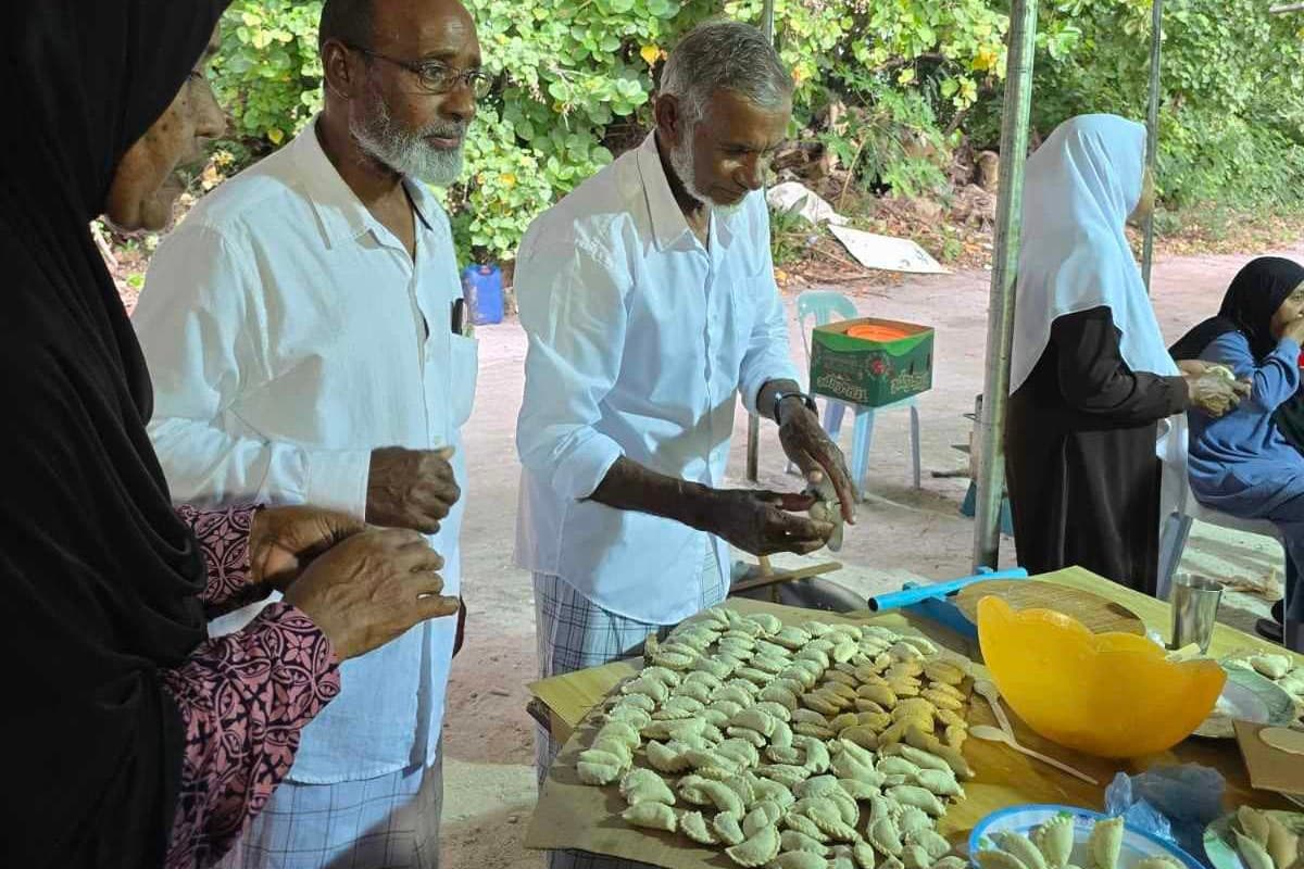 ފޮޓޯ ސްޓޯރީ: ޑިނަރ ނައިޓަށް ތައްޔާރުވުމުގައި އިސްރަށްވެހިން ކުރީސަފުގައި