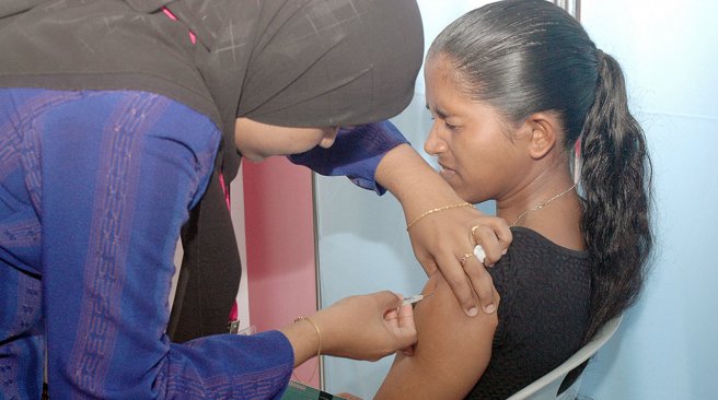 އަންހެން ކުއްޖަކަށް ވެކްސިން ދެނީ. މިއަހަރުގެ ވެކްސިންދިނުމުގެ ހަފްތާ ގައުމީ ފެންވަރުގައި ފާހަގަކުރާނީ އޭދަފުށީގައި