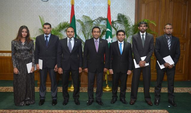 ވަޒީފާއާ ބެހޭ ޓްރައިބިއުނަލް އަށް އައްޔަން ކުރެއްވި ބޭފުޅުންނާ އެކު ރައީސް، ނާއިބު ރައީސް، ރައީސް އޮފީހުގެ މިނިސްޓަރު