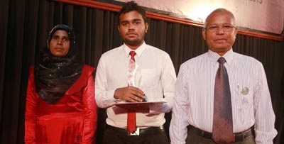 އަރުޝަމް މަންމަ އަދި ބައްޕައާއެކު