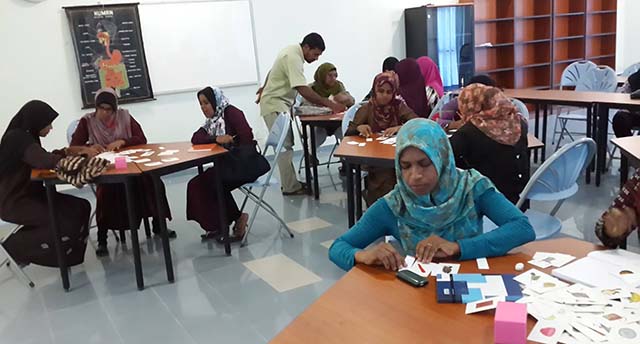 ބެލެނިވެރިންނަށް ޕީޓީއޭއިން ފެށި އިނގިރޭސި ދަސްކޮށްދޭ ކުލާސްތަކުގައި ކިޔަވައިދެއްވަނީ.—ފޮޓޯ / ޕީޓީއޭ