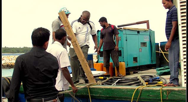 އިއްޔެ އޭދަފުއްޓަށް ގެނައި އާ ޖަނަރޭޓަރު ބޭލުމުގެ މަސައްކަތުގައި އިންޖީނުގޭގެ މުވައްޒަފުން ހަރަކާްތެރިވަނީ. އެ ޖަނަރޭޓަރުގެ ސަބަބުން ކަރަންޓްގެ މައްސަލަ އަށް ހައްލެއް ލިބޭނެ : ފޮޓޯ/ ނަވާލް
