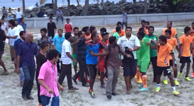 މިއަދުގެ މެޗުގައި ހިނގި ހަމަނުޖެހުމުގެ ތެރެއިން-- ފޮޓޯ / ނައުރީފް