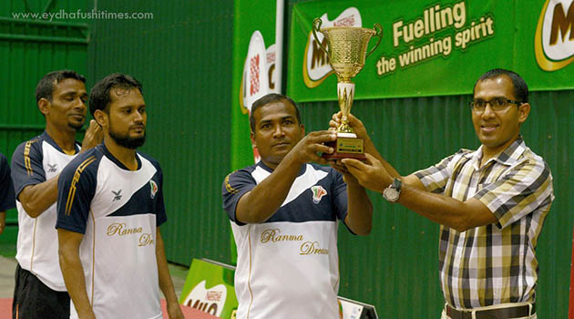 އޭދަފުށީ ބެޑްމިންޓަން ޓީމު ޗެމްޕިއަން ޓްރޮފީއާއެކު-- ފޮޓޯ / ފާއިދު