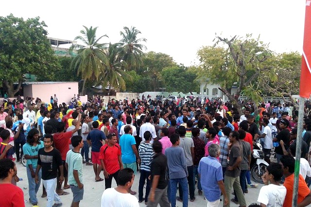 މިއަދުގެ މެޗަށްފަހު ދެޓީމުގެ ސަޕޯޓަރުންގެމެދުގައި ހިނގި ހަމަނުޖެހުންތަކުގެ ތެރެއިން – އީޓީ ފޮޓޯ: އިބްރާހީމް ޒަހާން ޒާހިރު