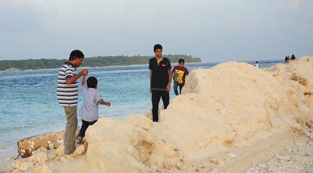 ރިވެޓްމަންޓް ޖަހާ ސަރަހައްދުން ބަޔަކު ހިނގާފައި އަންނަނީ