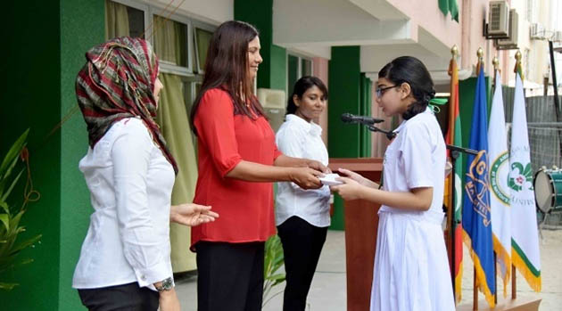 މިއަހަރު މުހައްމަދު އަމީން ދީދީ ސްކޮލޮޝިޕް ލިބުނު އޭދަފުށީ ދަރިވަރު ހަނާން އަށް މިނިސްޓަރު އައިޝަތު ޝިހާމް އެވޯޑް ހަވާލުކޮށްދެއްވަނީ --- ސަން ފޮޓޯ/ އަލީ ނަސީރު