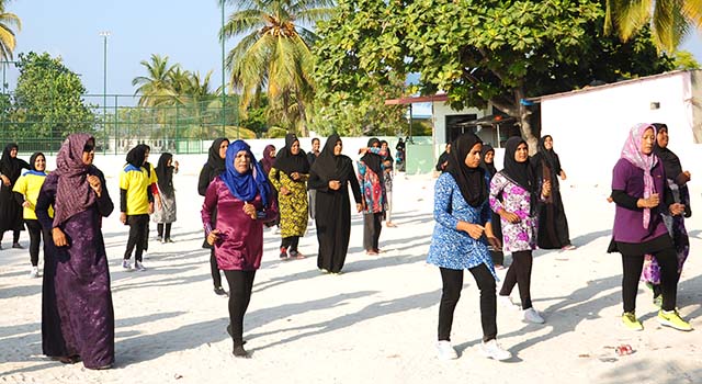 މިއަދު އޮތް ކުޅިވަރު ހަވީރުގައި އަންހެނުންތަކެއް އެރޯބިކްސް ހަރަކާތެއްގައި