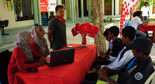 ދިރާގު ސްތޯލުން ދަރިވަރުން މައުލޫމާތު ހޯދަނީ.