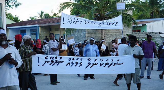 ދަރަވަންދޫން "ބޭރު" ބަޔަކަށް 13 ގޯތި ދޫކުރުމާ ދެކޮޅަށް މިދިޔަ ހުކުރު ދުވަހު ބޭއްވި މުޒާހަރާގެ ތެރެއިން-- އީޓީ ފޮޓޯ / ތޯރިގް