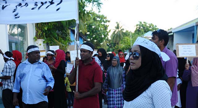 ދަރަވަންދޫން "ބޭރު" ބަޔަކަށް 13 ގޯތި ދޫކުރުމާ ދެކޮޅަށް މިދިޔަ ހުކުރު ދުވަހު ބޭއްވި މުޒާހަރާގެ ތެރެއިން-- އީޓީ ފޮޓޯ / ތޯރިގް