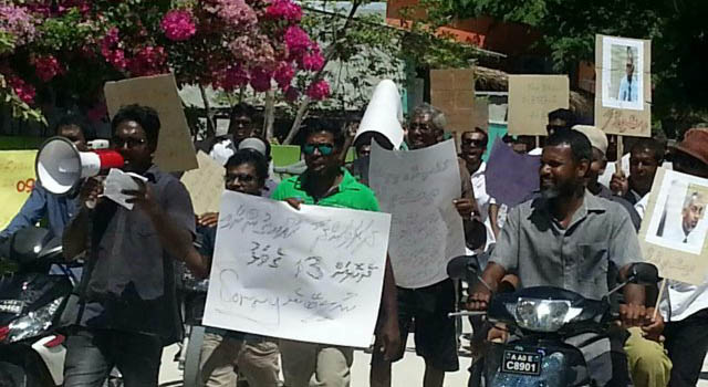 ބ. ދަރަވަންދޫ މީހުން އިހުތިޖާޖުކުރަނީ.