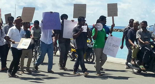 ބ. ދަރަވަންދޫ މީހުން އިހުތިޖާޖުކުރަނީ.