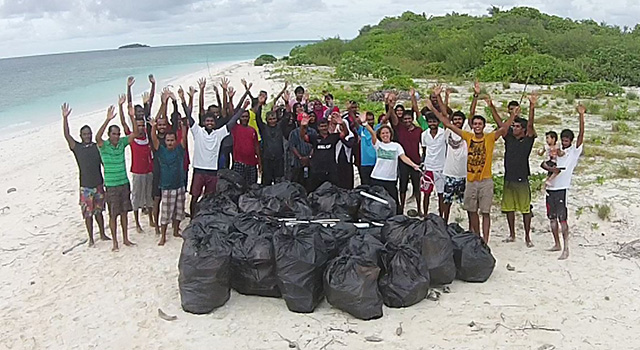 ހަނިފަރު ސާފުކުރުމުގެ ޕްރޮގްރާމުގެ ބައިވެރިން ގްރޫޕް ފޮޓޯއަކަށް ހުއްޓިގެން