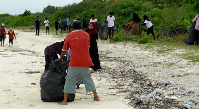 ހަނިފަރު ސަރަހައްދު ސާފުކުރުމުގެ މަސައްކަތް ކުރަނީ-- ފޮޓޯ / ބައޮސްފިއާ ރިޒާވް