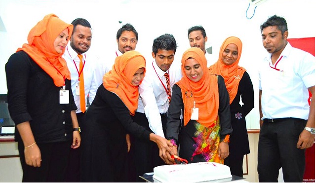 ބީއެމްއެލް އޭދަފުށީ ބްރާންޗުގެ 9 ވަނަ އަހަރީ ދުވަސް ފާހަގަ ކުރުމަށް ހުރިހާ މުވައްޒަފުން ބައިވެރިވެގެން ކޭކު ފަޅަނީ—ފޮޓޯ / އަބޫ ޔައުލާ