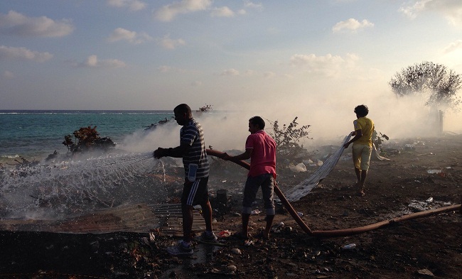 ކުނިގޮނޑުގައި ރޯވި އަލިފާން ގަނޑު ފުލުހުންނާ, ޒުވާނުން ނުކުމެ ނިއްވާލައިފި!