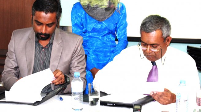 މެލޭޝިޔާގެ ޔުނިވަސިޓީއަކާއެކު މަންދު ކޮލެޖުން ސޮއި ކުރަނީ: -- ފޮޓޯ / މަންދު ކޮލެޖް