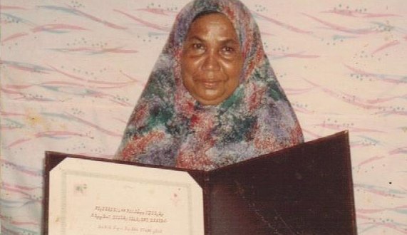 ހަސީނާ އޭނާ އަށް ލިބިފައިވާ އާންމު ޚިދުމަތުގެ ސެޓްފިކެޓާ އެކު މީގެ އަހަރުތަކެއް ކުރިން