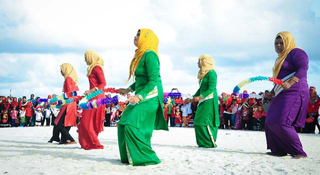 މިނިވަން 50 ފާހަގަ ކުރުމަށް މިއަދު ހަވީރު އޭދަފުށީގައި ބޭއްވި ހިނގާލުމުގެ ތެރެއިން. މި ހިނގާލުމުގައި ރެކޯޑް އަދަދަކަށް މީހުން ބައިވެރިވި