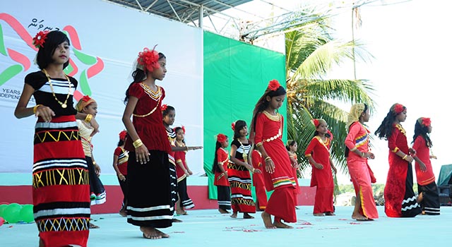 މިނިވަން 50 ފާހަގަ ކުރުމަށް އޭދަފުށީގައި މިއަދު ހަވީރު ބޭއްވި ކުޑަކުދިންގެ ހަވީރުގެ ތެރެއިން