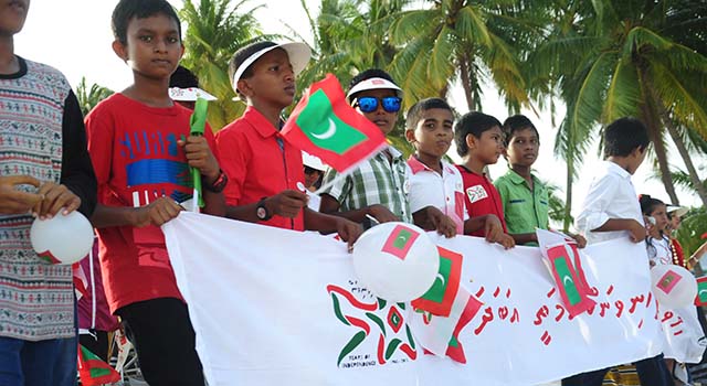 މިނިވަން 50 ފާހަގަ ކުރުމަށް މިއަދު ހަވީރު އޭދަފުށީގައި ބޭއްވި ހިނގާލުމުގެ ތެރެއިން. މި ހިނގާލުމުގައި ރެކޯޑް އަދަދަކަށް މީހުން ބައިވެރިވި