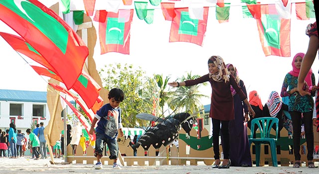މިނިވަން 50 ފާހަގަ ކުރުމަށް އޭދަފުށީގައި މިއަދު ހަވީރު ބޭއްވި ކުޑަކުދިންގެ ހަވީރުގެ ތެރެއިން