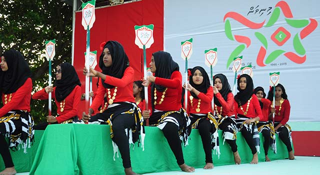 މިނިވަން 50 ފާހަގަ ކުރުމަށް މިއަދު ހަވީރު އޭދަފުށީގައި ބޭއްވި ހިނގާލުމުގެ ތެރެއިން. މި ހިނގާލުމުގައި ރެކޯޑް އަދަދަކަށް މީހުން ބައިވެރިވި