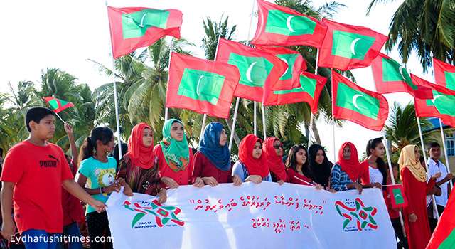މިނިވަން 50 ފާހަގަކުރުމަށް މޭމަހު ބޭއްވި ސްކޫލު ދަރިވަރުންގެ ހިގާލުމުގެ ތެރެއިން-- އީޓީ ފައިލް ފޮޓޯ