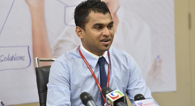 ދިރާގުގައި މިއަދު ބޭއްވި ނޫސްވެރިންގެ ބައްދަލުވުމުގައި މާކެޓިން ޕަބްލިކް ރިލޭޝަން އިބްރާހިމް އިމްޖާދު ޖަލީލް (ކ) އަދި ބިޝާރާ ހަމީދު (ވ) އެޕްރެންޓިސްޝިޕް ޕްރޮގްރާމާ ބެހޭގޮތުން ވާހަކަ ދައްކަނީ-- ހަވީރު ފޮޓޯ: