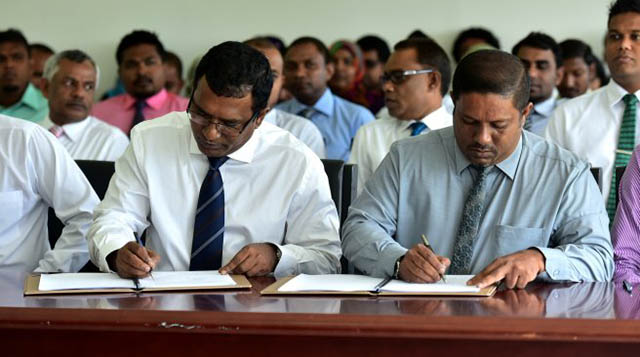 ޔޫތު މިނިސްޓަރު އަހުމަދު ޒުހޫރު (ވ) އާއި އެމްއާރްޑީސީގެ މެނޭޖިން ޑިރެކްޓަރު އިބްރާހިމް ނަޒީމް އެއްބަސްވުމުގައި ސޮއިކުރައްވަނީ. -- ހަވީރު ފޮޓޯ: ނިޝާން އަލީ