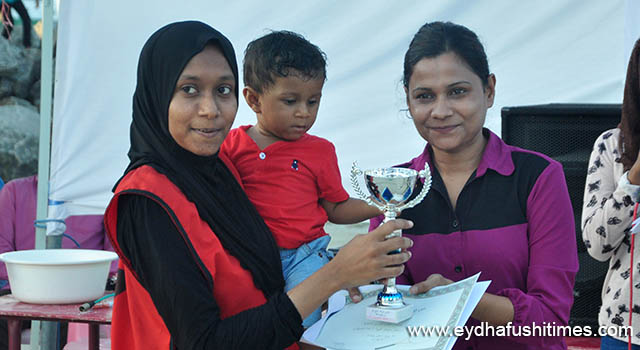 އެންމެ ގިނަ ފޯލި ހިފި ކުޅުންތެރިއާ އަށް ހޮވުނީ އެމްއޭ ޔުނައިޓެޑް ޓީމުގެ އައިޝަތު ޝަމްހާއަށް އަތޮޅު ކައުންސިލް އިދާރާގެ ޑިރެކްޓަރު ނަސްރާ ފައިސާގެ އިނާމު ހަވާލުކޮށްދެއްވަނީ. --އީޓީ ފޮޓޯ: ތޯރިގް