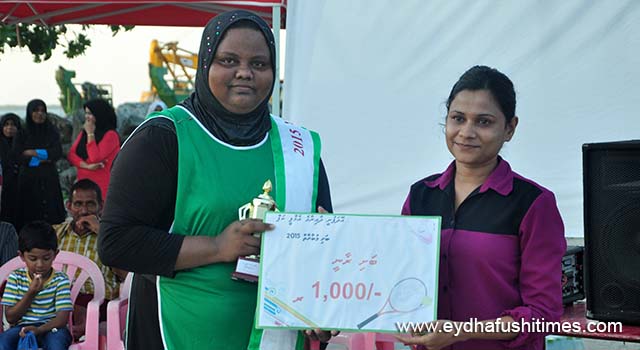 މުބާރާތުގެ ބަށި ރާނީއަށް އަތޮޅު ކައުންސިލް އިދާރާގެ ޑިރެކްޓަރު ނަސްރާ ފައިސާގެ އިނާމު ހަވާލުކޮށްދެއްވަނީ. --އީޓީ ފޮޓޯ: ތޯރިގް