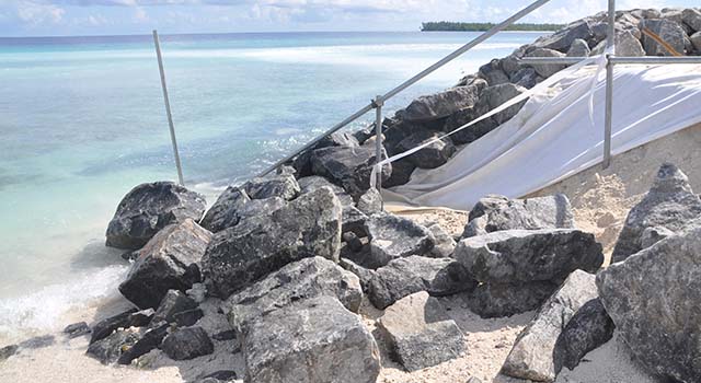އޭދަފުށީގައި ދެވަނަ ފިޔަވަހީގެ ދަށުން ރިވެޓްމަންޓަ ޖެހުމަށް ކުރިއަށްދާ މަސައްކަތުގެ ތެރެއިން -- އީޓީ ފޮޓޯ