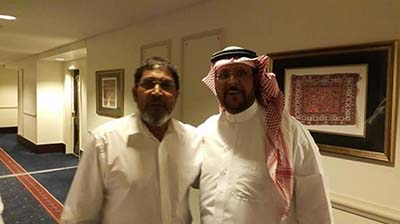 ގާސިމް އޭނާގެ ސައުދީ ރަހުމަތްތެރިޔާއާ އެކު.
