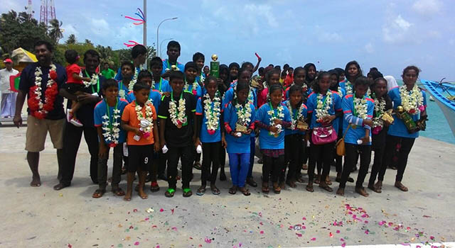 ގޮއިދޫ ސްކޫލުގެ ވޮލީ ޓީމަށް އރަށުން ހޫނު މަރުހަބާއެއް ކިޔަނީ -- ފޮޓޯ މުހައްމަދު ނިޒާމް