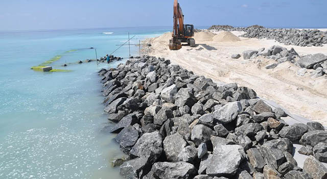 އޭދަފުށީ ހިއްސި ސަރަހައްދުގައި ރިވެޓްަމަންޓް ޖެހުމުގެ މަސައްކަތް ކުރިއަށްދަނީ--މި ޕްރޮޖެކުްގެ ފުރަތަމަ ފިޔަވައި އަންނަމހު ނިމޭނޭ-- އީޓީ ފޮޓޯ / ތޯރިގް