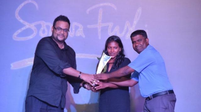 މަޓާޓޯ މޯލްޑިވްސް ޓްރެވަލް އެވޯޑުގެ ލީޑިން ލަގްޒަރީ ރިސޯޓުގެ އެވޯޑު ސޮނެވާފުއްޓާ ހަވާލު ކުރަނީ-- ފޮޓޯ: ސަން އޮންލައިން