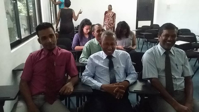 ތަޖުރިބާ ދަތުރެއްގައި އިއްޔެ ލަންކާއަށް އައި އަތޮޅު ހޮސްޕިޓަލުގެ ޓީމް