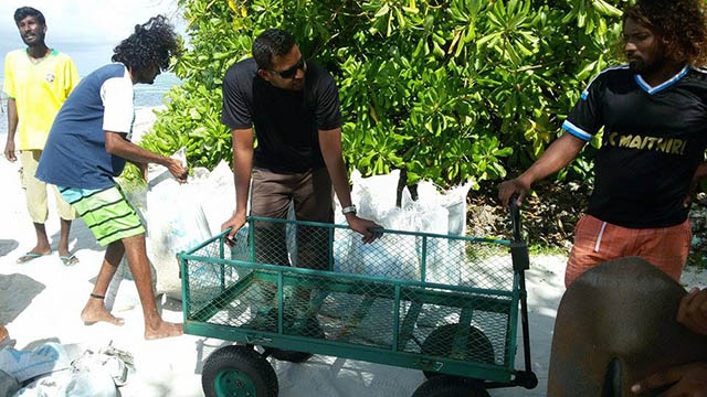 އުދަ އަރާފާނެ ކަމަށް ތައްޔާރުވުމުގެ މަސައްކަތް ފެހެންދޫގައި ކުރަނީ-- އީޓީ ފޮޓޯ / ޒުހުދާ