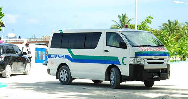 ބ. އަތޮޅު ހޮސްޕިޓަލަށް އަލަށް ގެނައި އެމްބިއުލާންސް ހިދުމަތުގައި-- އީޓީ ފޮޓޯ / ތޯރިގް އަބްދުއްރަހްމާން