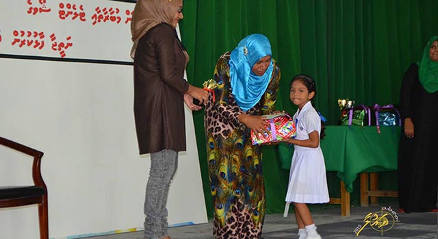 ބަހިއްޔާ ގުރުއާން މުބާރާތުގެ ތިންވަނަ ހާސިލްކުރި އާޔާ ތޯރިގު އަށް އިނާމް ދެއްވަނީ– ފޮޓޯ/ އަބޫ ޔައުލާ