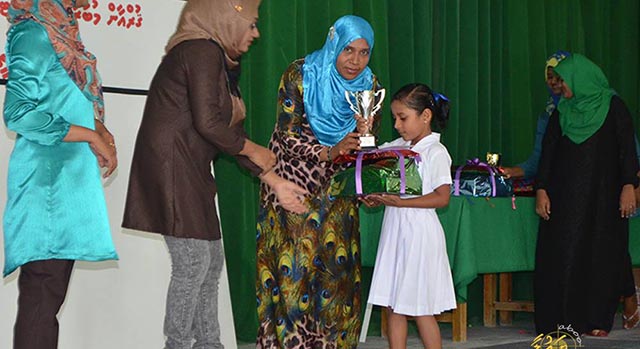 ބަހިއްޔާ ގުރުއާން މުބާރާތުގެ ދެ ވަނަ ހާސިލްކުރި މަރިޔަމް އަށް އިނާމް ދެއްވަނީ– ފޮޓޯ/ އަބޫ ޔައުލާ