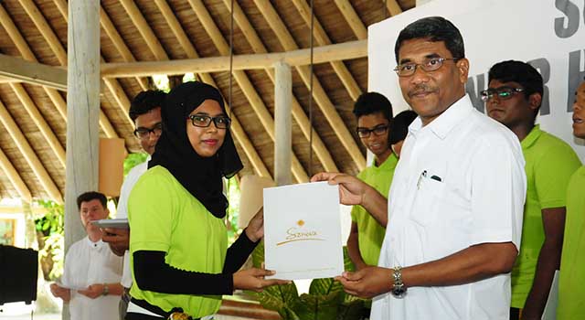 ސޮނެވާފުށި ރިސޯޓުގެ އެޕްރެންޓިސްޝިޕް ޕްރޮގްރާމްގައި ބައިވެރިވި ދަރިވަރަކަށް، ގައުމީ ޔުނިވަސިޓީގެ ޗާންސެލަ ޑރ. ލަތީފް މިއަދު ލިޔުން ހަވާލުކޮށްދެއްވަނީ.--