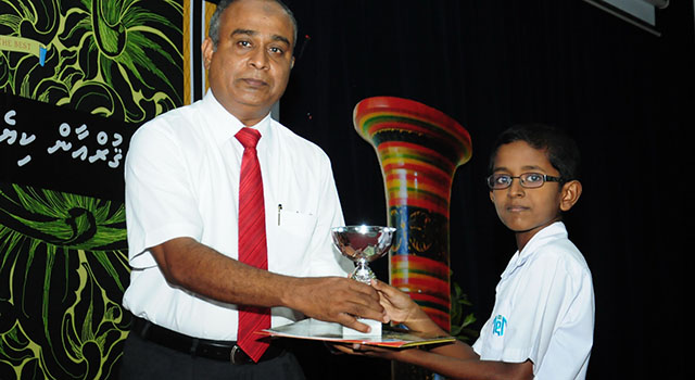 ގުރުއާން މުބާރާތުން ބަލައިގެން ކިޔެވުމުގެ ބައިން އެއްވަނަ ހޯދި އިޔާން އަށް އިނާމު ހަވާލުކޮށްދެއްވަނީ.—އީޓީ ފޮޓޯ: ތޯރިގް އަބްދުއްރަހްމާން