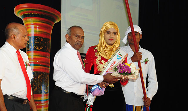 ބ. އަތޮޅު ތައުލީމީ މަރުކަޒުގެެ ހަޔާ ސެކަންޑަރީގެ މިދިޔަ އަހަރުގެ އެންމެ މޮޅު ދަރިވަރު އައިޝަތު ހަނާ އަށް އެޑިޔުކޭޝަން މިނިސްޓަރުގެ ނައިބް އިނާމް ހަވާލުކޮށްދެއްވަނީ.--- އީޓީ ފޮޓޯ: ތޯރިގް
