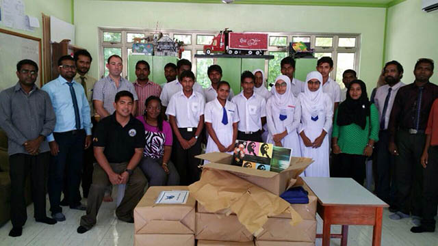 ޔޫއެސް އެމްބަސީ އާއި އަތޮޅު ކައުންސިލުން ދެ ރަށަކަށް ބައެއް ތަކެތި ހަދިޔާކޮށްފި