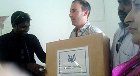 ޔޫއެސްއޭ އެންބަސީން ހިތާދޫ ސިއްހީމަރުކަޒަށް ބޭނުންވަ ބައެއް ތަކެތި ހަދިޔާކުރުމުގެ ރަސްމިއްޔާތުގެ ތެރެއިން ފޮޓޯ- ހިތާދޫ ސިއްހީމަރުކަޒު