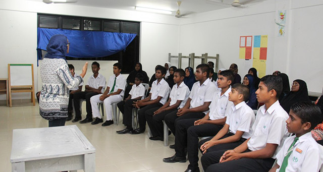 އެޑިޔުކޭޝަން މިނިސްޓްރީގެ ވަފުދުގެ ބޭފުޅުން ދަރަވަންދޫ ސްކޫލުގެ ދަރިވަރުންނާ ބައްދަލުކުރަނީ-- ފޮޓޯ / އެޑިޔުކޭޝަން