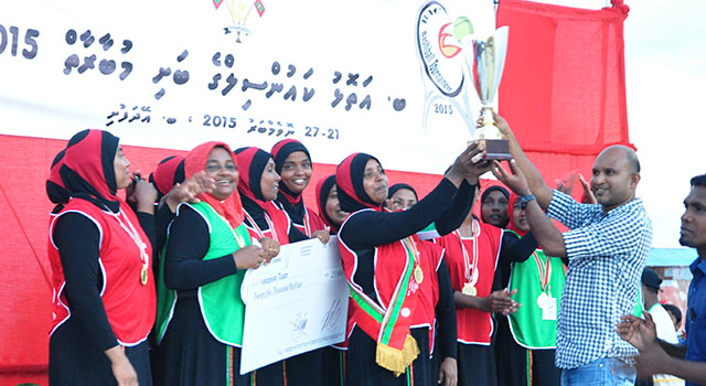 ގޮއިދޫ ބަށި ޓީމަށް ޗެމްޕިއަން ޓްރޮފީ ހަވާލުކޮށްދެނީ -- އީޓީ ފޮޓޯ / ސައިނޯސާ ރާއި